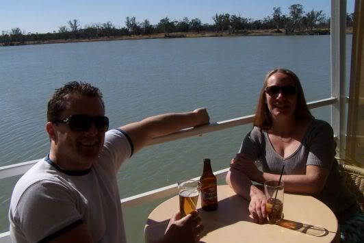 Even wat drinken aan boord van de Murray River Queen
