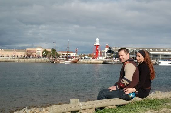 Op de achtergrond zie je de boot De Duyfkens liggen in de haven van Port Adelaide