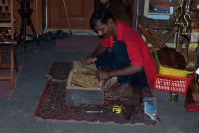 Houtsnijwerken in Little India