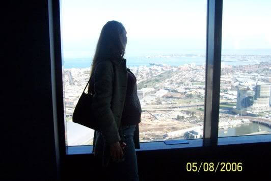 Ons moeder geniet van het uitzicht over de stad vanuit de Rialto Towers