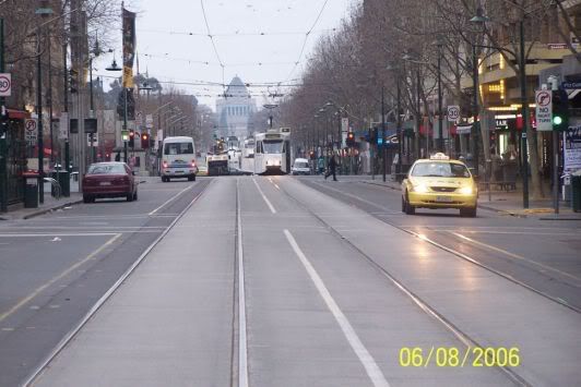 Straten van Melbourne met trams en Yellow Cabs