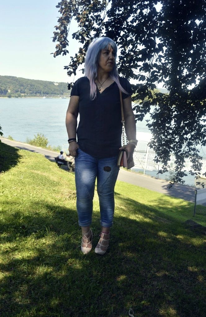 Sommer Outfit mit Seidenbluse in anthrazit kombiniert mit Jeans und High Heel Sandals