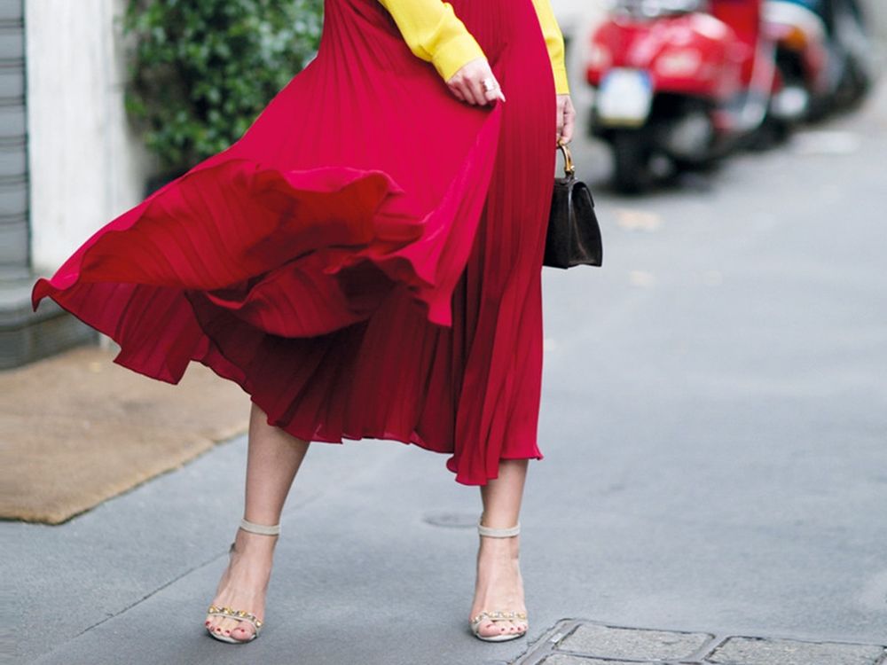 Top 3 reasons for red skirts - red Maxi Skirt Main Picture  posted by Annie K, Fashion and Lifestyle Blogger, Founder, CEO and writer of ANNIES BEAUTY HOUSE - a german fashion and beauty blog