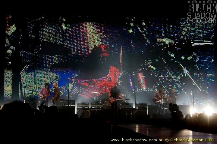 IMAGE: http://i29.photobucket.com/albums/c251/spindoctor66/Keith%20Urban/keith_urban02.jpg