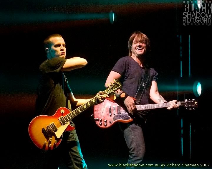 IMAGE: http://i29.photobucket.com/albums/c251/spindoctor66/Keith%20Urban/keith_urban21.jpg