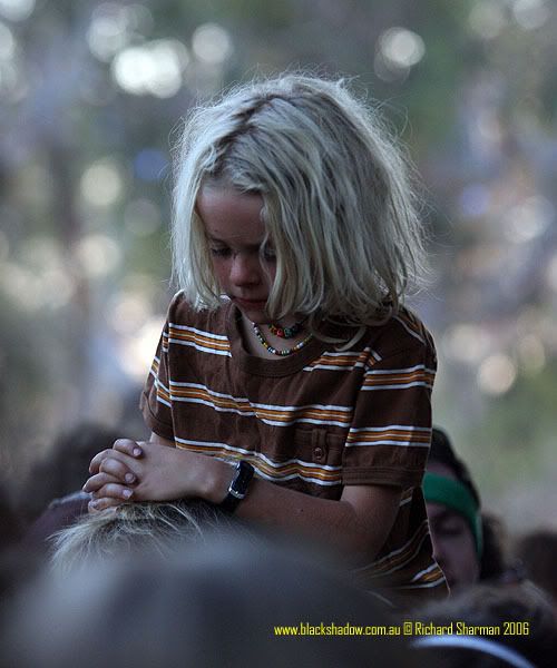 IMAGE: http://i29.photobucket.com/albums/c251/spindoctor66/Meredith%202006/Crowd/crowd06.jpg