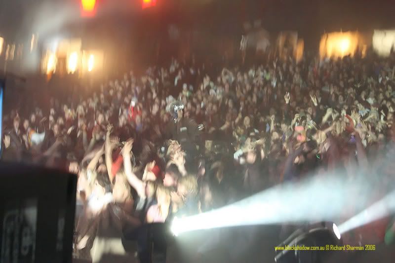 IMAGE: http://i29.photobucket.com/albums/c251/spindoctor66/Meredith%202006/Crowd/crowd07.jpg