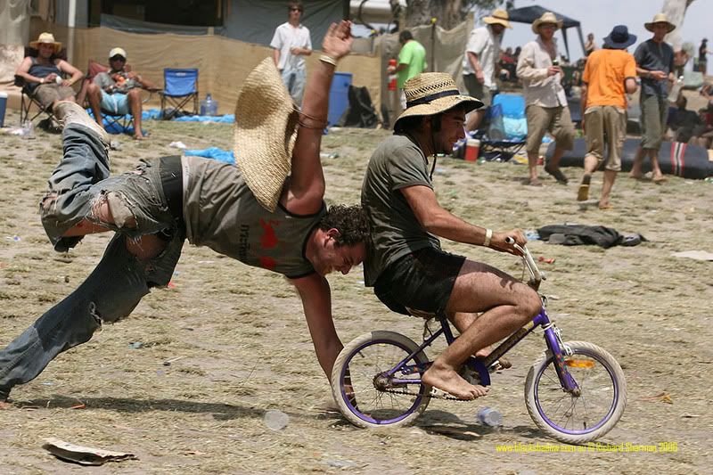 IMAGE: http://i29.photobucket.com/albums/c251/spindoctor66/Meredith%202006/Crowd/crowd20.jpg