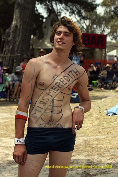 IMAGE: http://i29.photobucket.com/albums/c251/spindoctor66/Meredith%202006/Crowd/crowd21.jpg