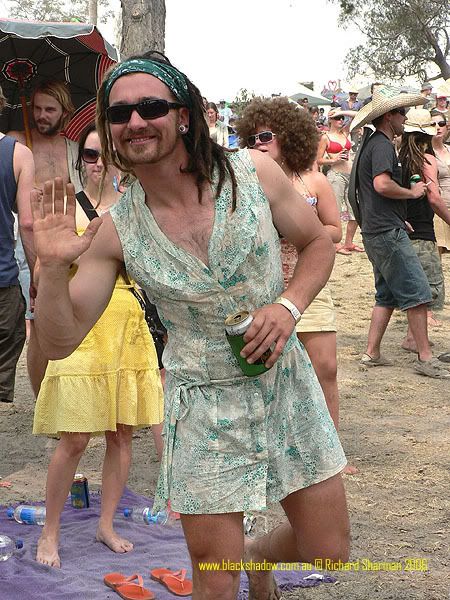 IMAGE: http://i29.photobucket.com/albums/c251/spindoctor66/Meredith%202006/Crowd/crowd30.jpg