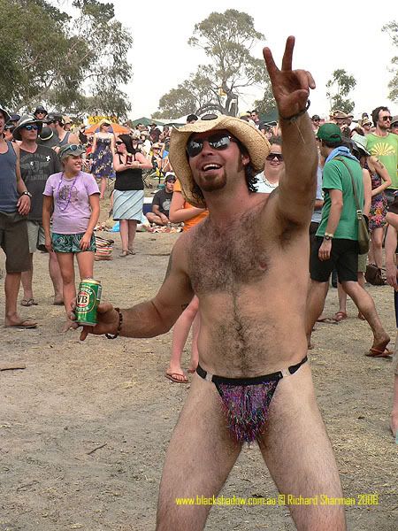 IMAGE: http://i29.photobucket.com/albums/c251/spindoctor66/Meredith%202006/Crowd/crowd35.jpg