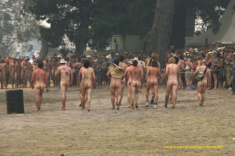 IMAGE: http://i29.photobucket.com/albums/c251/spindoctor66/Meredith%202006/Crowd/gift25.jpg