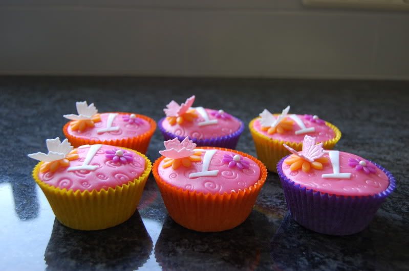 http://i29.photobucket.com/albums/c262/DomimvMerel/CupcakesLieke005.jpg