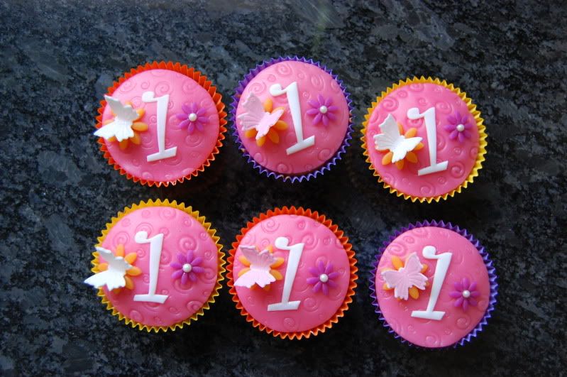 http://i29.photobucket.com/albums/c262/DomimvMerel/CupcakesLieke006.jpg
