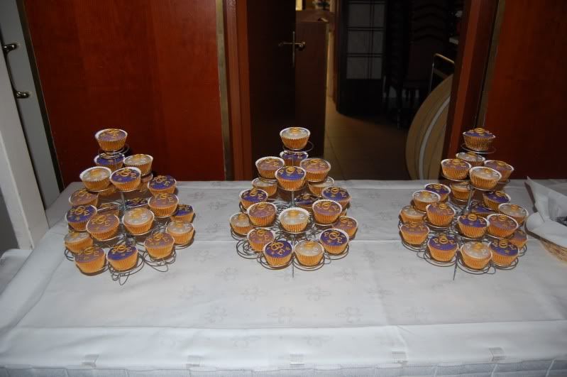 http://i29.photobucket.com/albums/c262/DomimvMerel/Cupcakeszaal.jpg