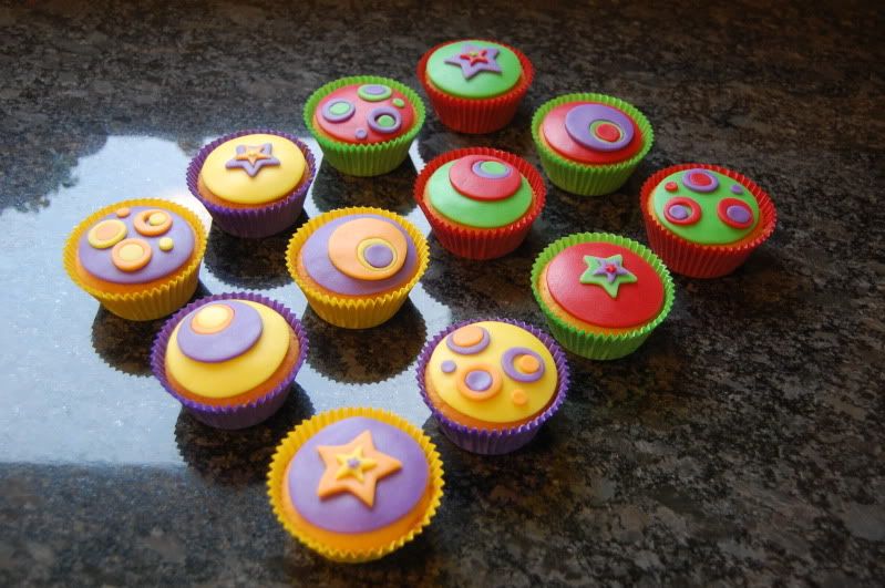 http://i29.photobucket.com/albums/c262/DomimvMerel/Retro-cupcakes.jpg