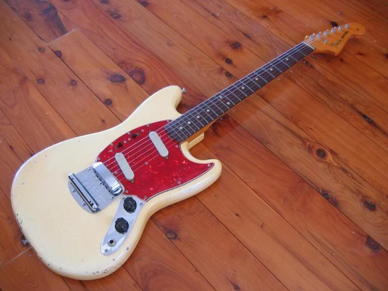 Fender_1965_Mustang_Olympic_Whiteme.jpg