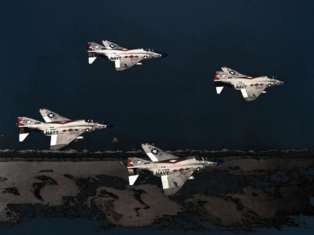 F-4B_Phantoms_of_VF-102_in_flight_in_1962-RET-contrastada.jpg