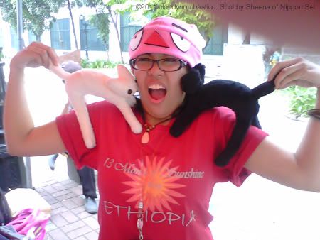 Oooh. Look at me, two cats biting my cheeks! HAHAHA--cheers to Anel for the hat, and the Thomasian Nippon Sei for the cat plushies.
