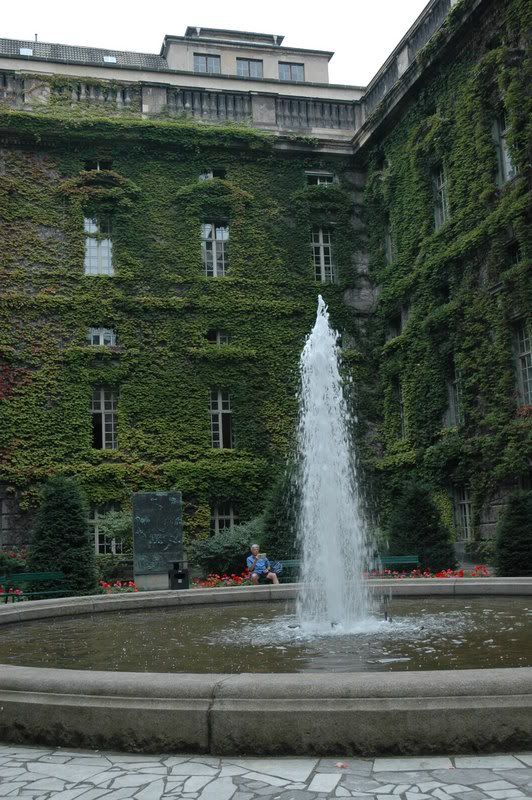 http://i29.photobucket.com/albums/c277/Tags1/NurembergandBerlinAug2007449.jpg