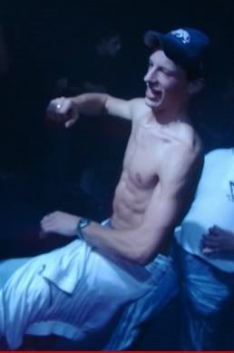 [img width=258 height=389]http://i29.photobucket.com/albums/c294/zwolleterreur2006/Hakkuh.jpg?t=1166471450[/img]