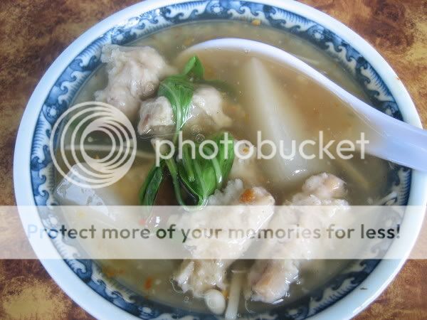 鱿鱼羹 (鱿鱼包于鱼浆内)